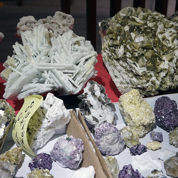 Walking Around Denver Gem And Mineral Show