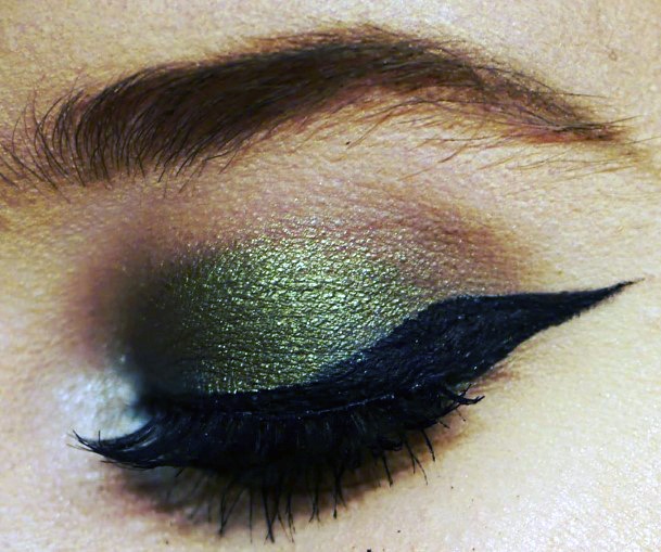 Women Dark Brown And Green Eyeshadow