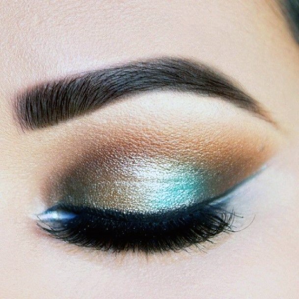 Women Metallic Green And Brown Eyeshadow