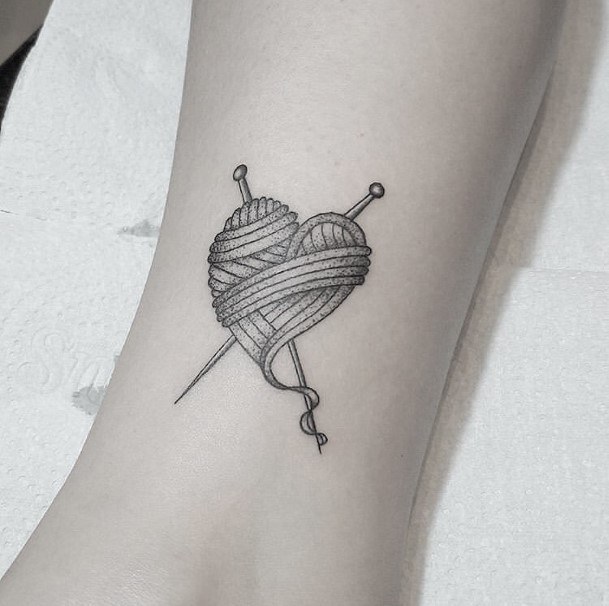 Womens Ankles Heart Shaped Woolen Yarn Roll Tattoo