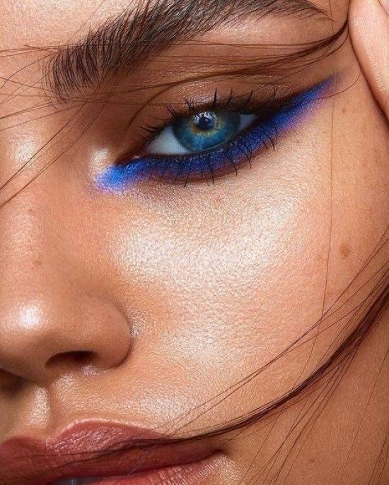 Womens Attractive Blue Eyeliner Look