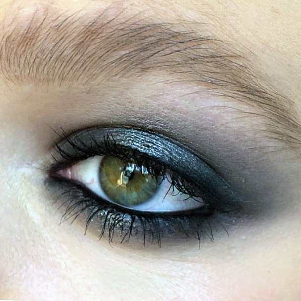 Womens Blue Eyeshadow For Red Dress