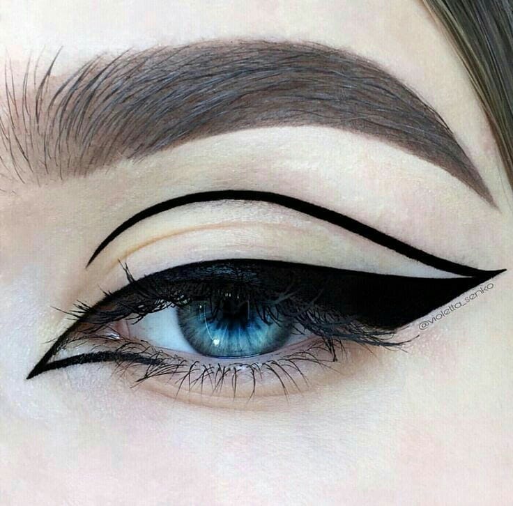 Womens Dark Black Eyeliner Look