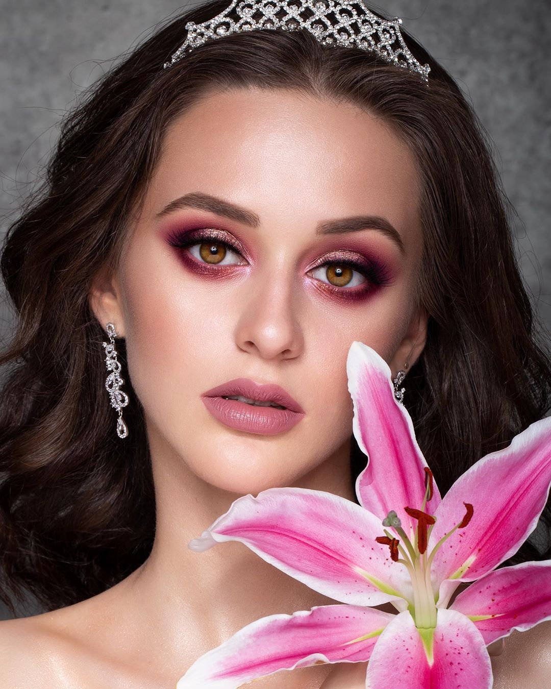 Womens Dark Pink And Gold Eye Makeup Looks