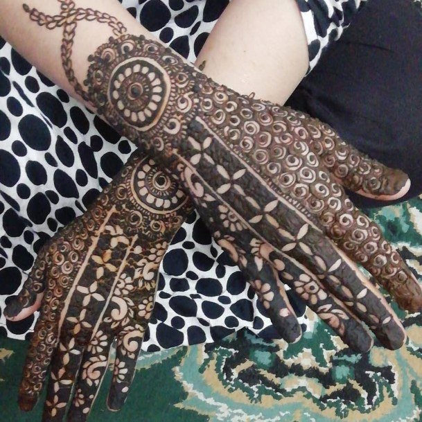 Womens Egyptian Patterned Henna Tattoo