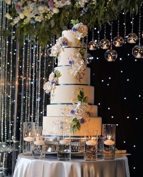 Womens Elegant And Magnificient Wedding Cake