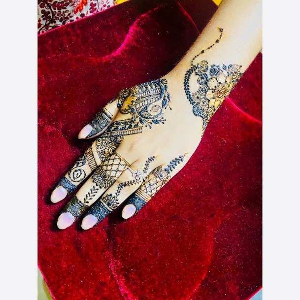 Womens Fantastic Henna Tattoo