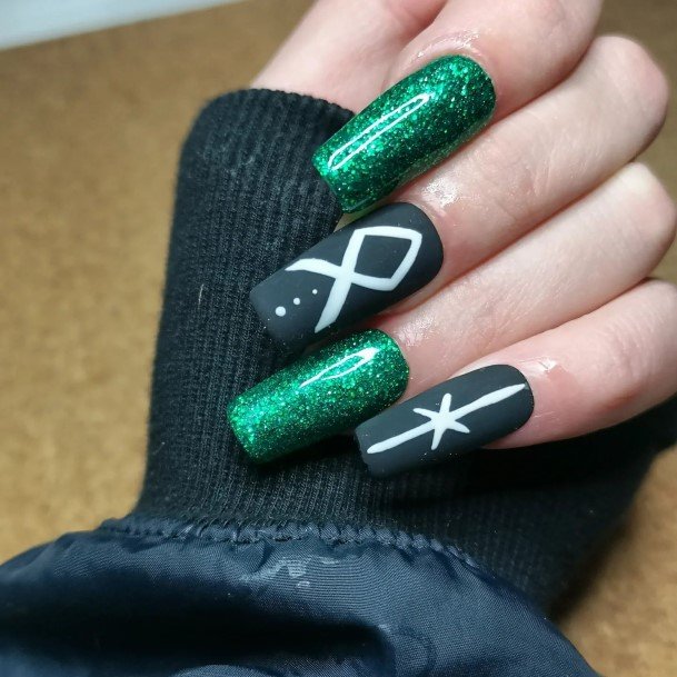 Womens Fingernail Art Black And Green Nail