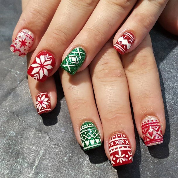 Womens Fingernail Art Red And Green Nail