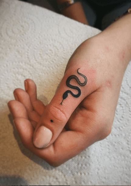 Womens Fingers Snake Tattoo