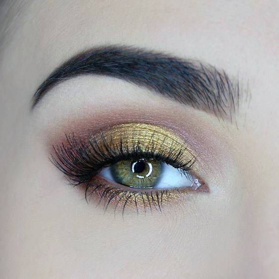 Womens Golden Tinged Eyeshadow For Red Dress