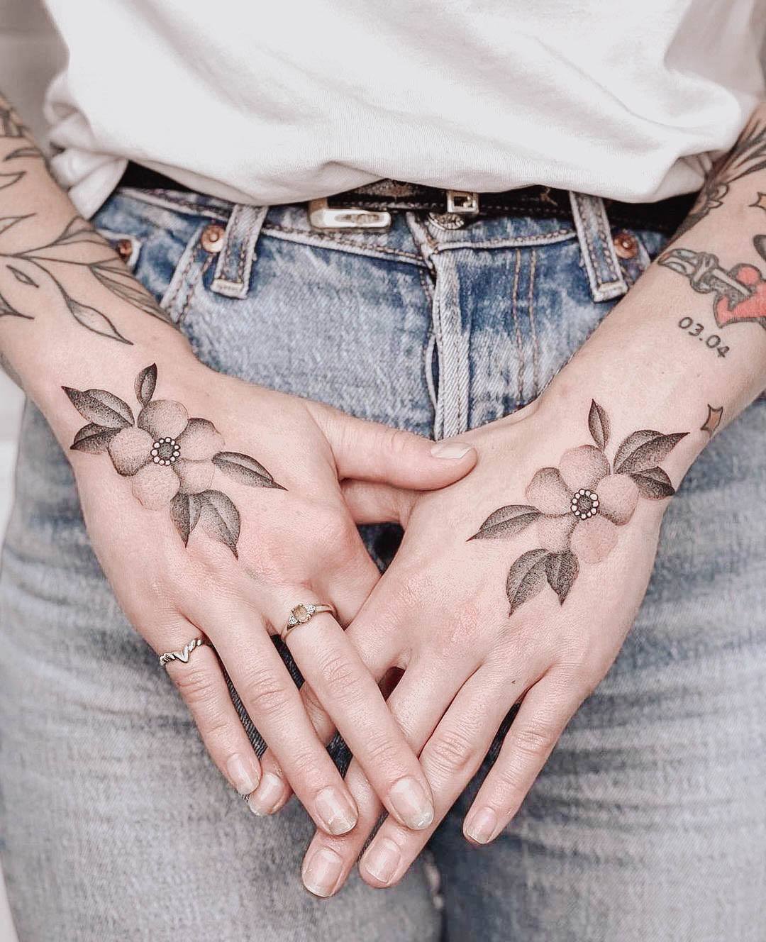 Womens Hand Tattoos (1)