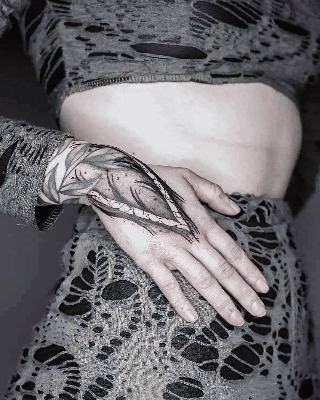 Womens Hand Tattoos (36)
