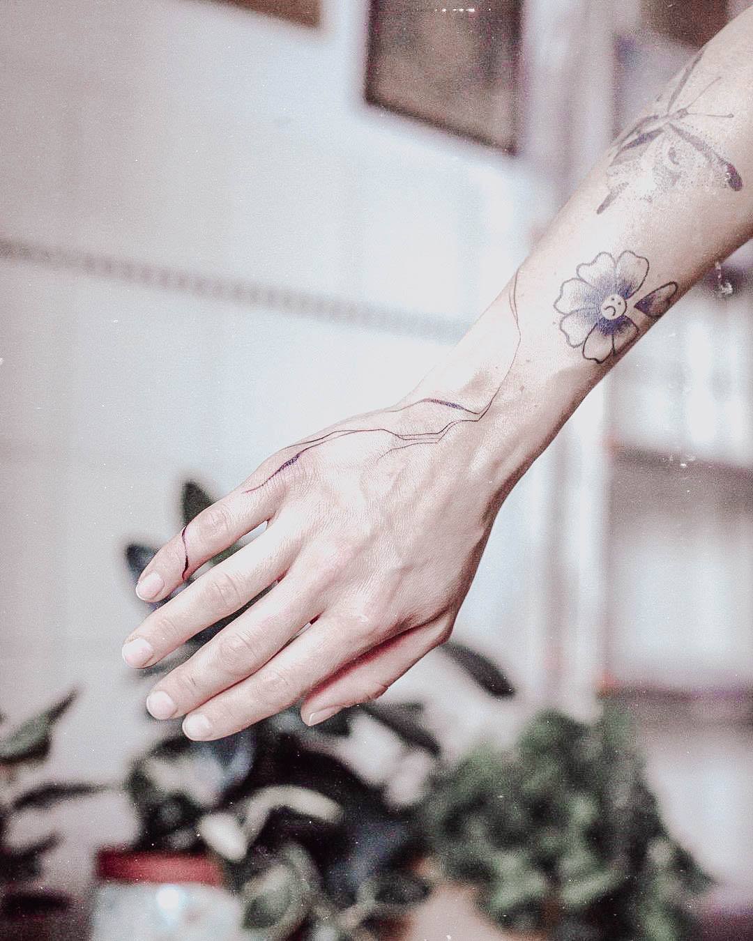Womens Hand Tattoos (39)