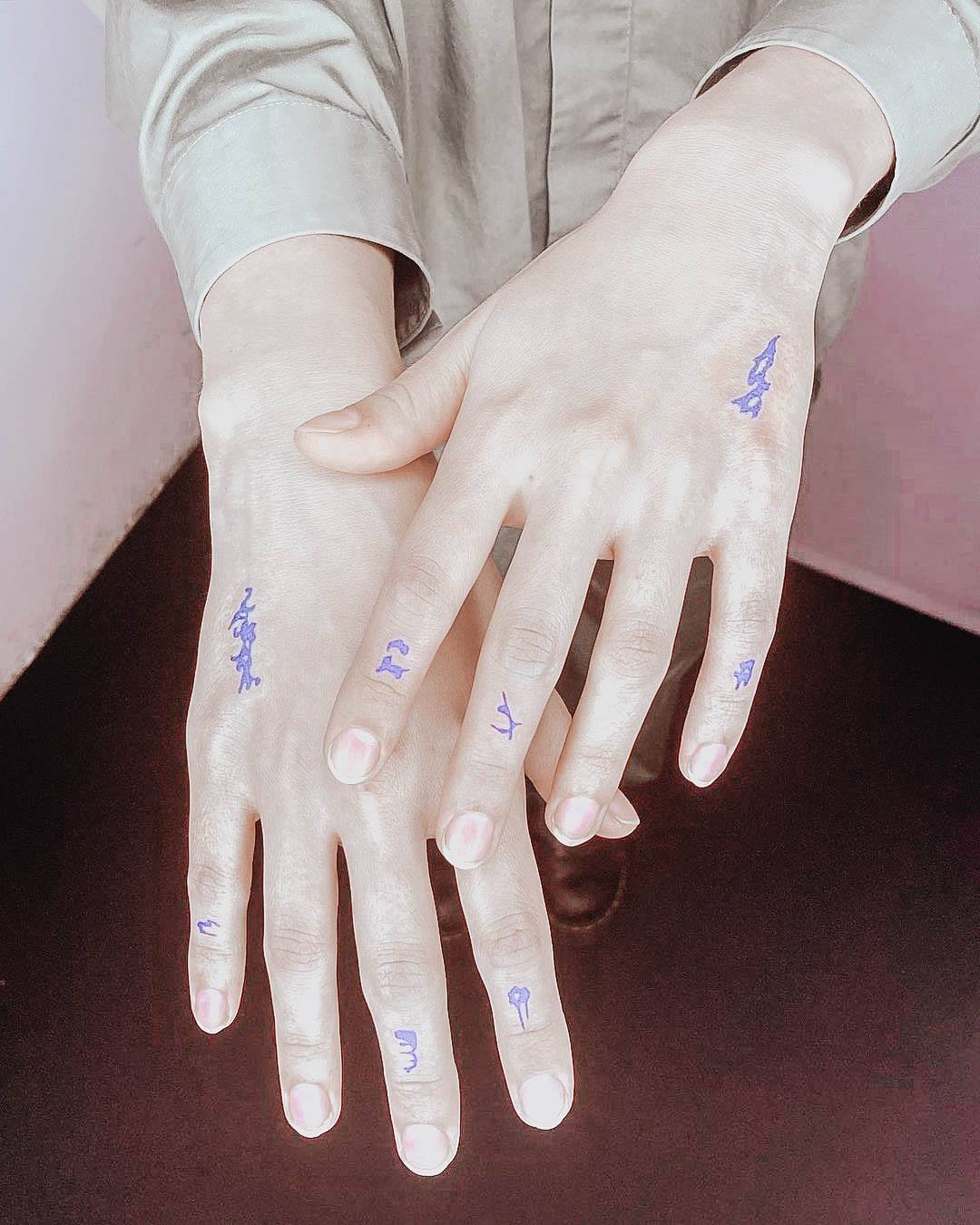 Womens Hand Tattoos (49)