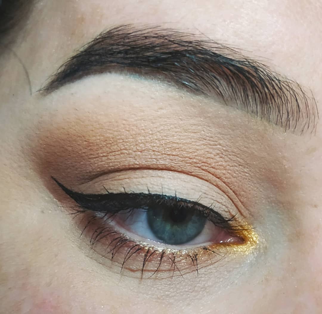 Womens Hardly There Golden Eye Makeup Looks