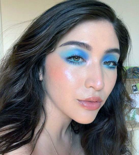 Womens Light But Bright Blue Eyeshadow