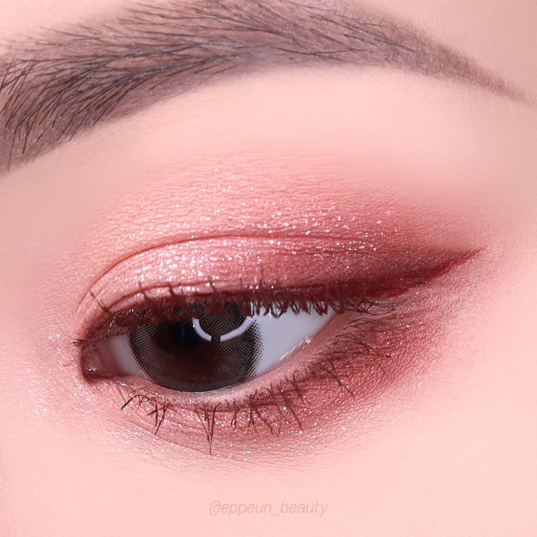 Womens Light Red Smudged Eye Makeup