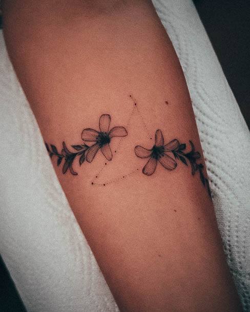 Womens Tattoo Art Simple Flower Tattoo