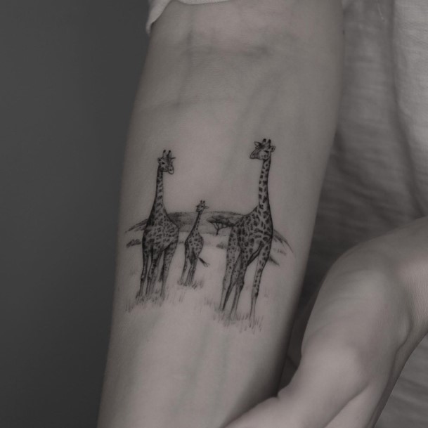 Wonderful Body Art Giraffe Tattoo For Women