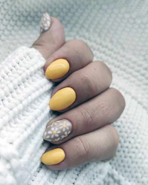 Wonderful Daisy Design Yellow Nails