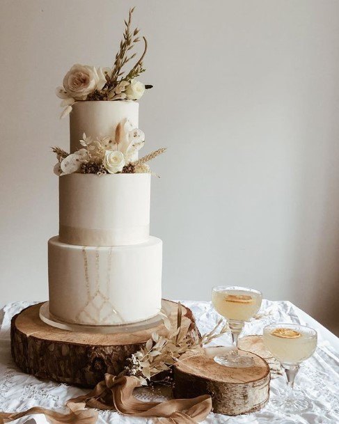 Wooden Design Beautiful Wedding Cake