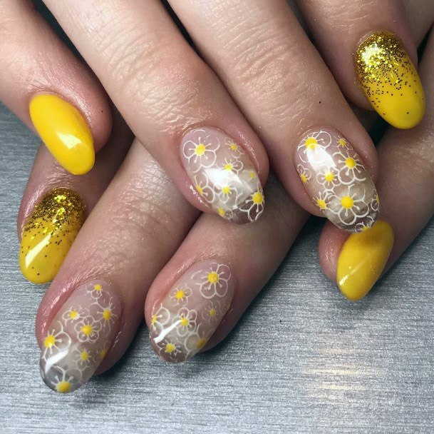 Yellow And Golden Flakes Daisy Art Nails